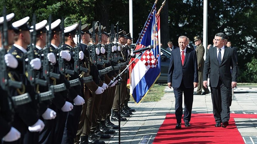 Cumhurbaşkanı Erdoğan Hırvatistan’da resmi törenle karşılandı
