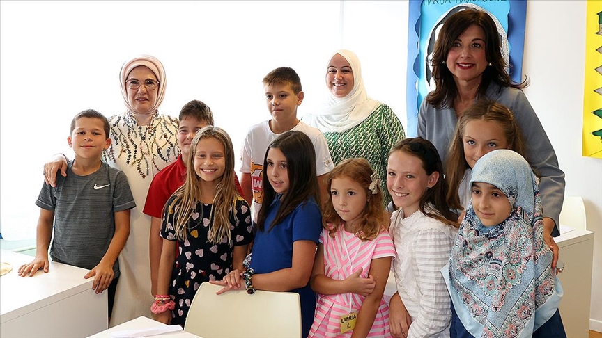 Emine Erdoğan, Zagreb’de spor projesi yürütülen ilkokulu ziyaret etti
