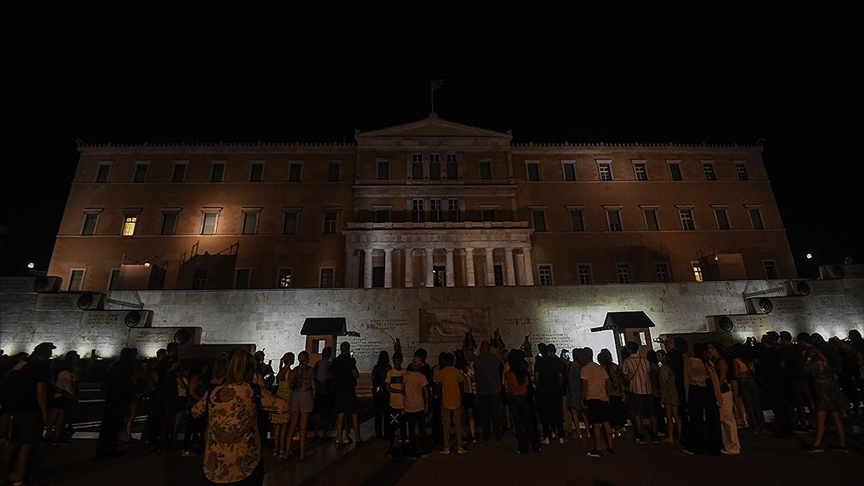Yunanistan Parlamentosu enerji tasarrufu için ışıklandırmayı sınırlandırıyor