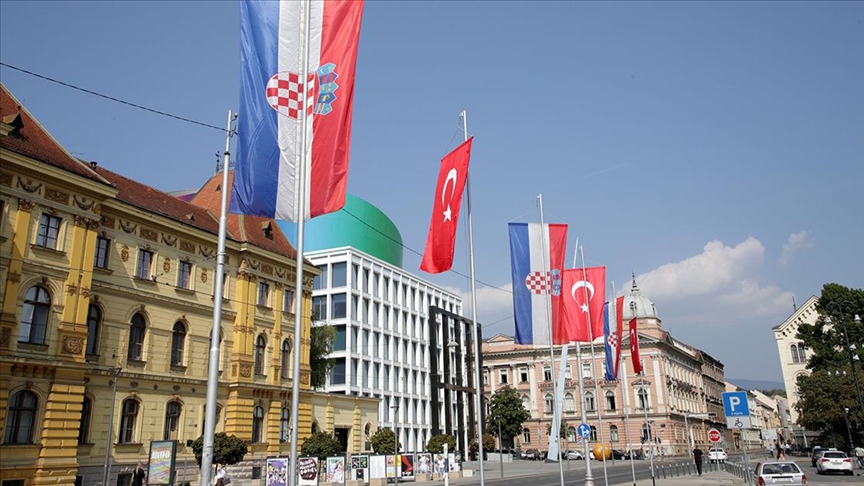 Hırvatistan sokakları Cumhurbaşkanı Erdoğan’ın ziyareti öncesi Türk bayraklarıyla donatıldı