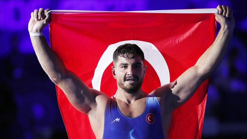 Sırbistan’da düzenlenen Güreş Şampiyonası’nda Taha Akgül 3. kez dünya şampiyonu