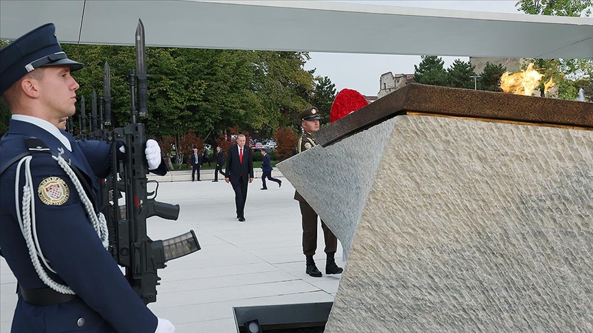 Cumhurbaşkanı Erdoğan, Hırvatistan’da Vatan Anıtı’na çelenk bıraktı