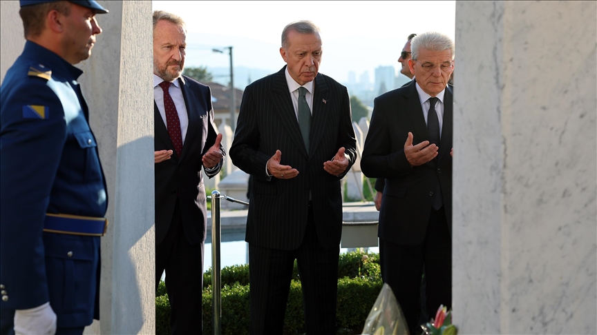 Cumhurbaşkanı Erdoğan, Aliya İzetbegoviç’in mezarını ziyaret etti