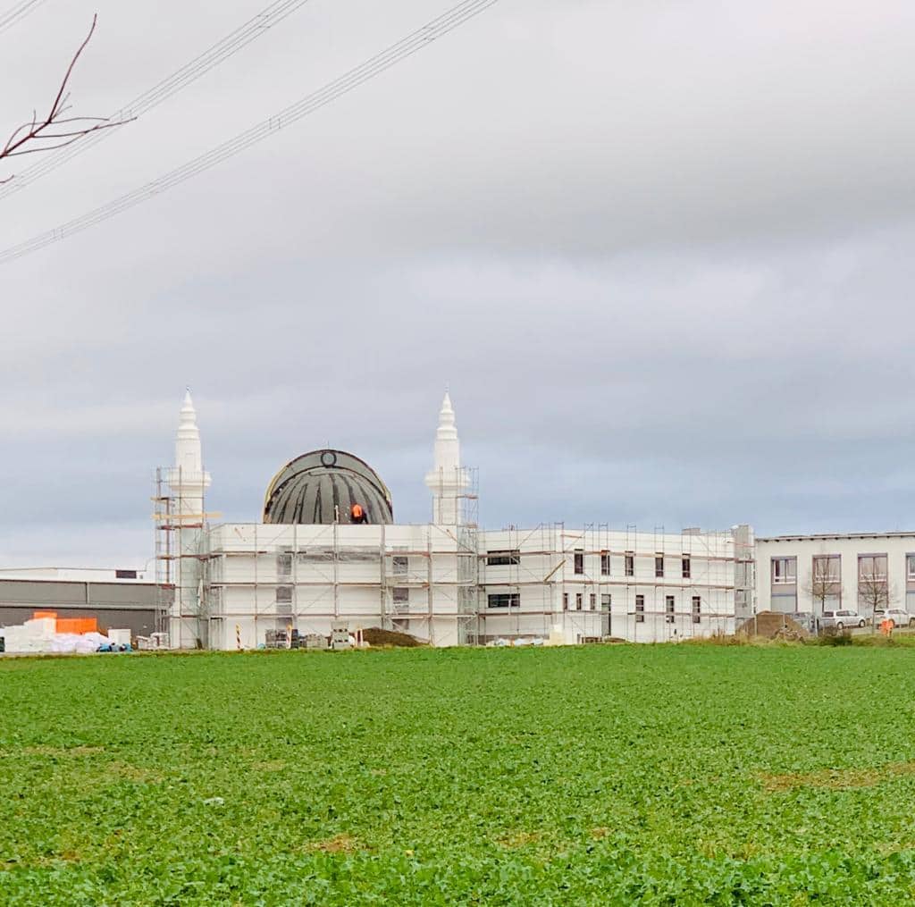Almanya’da Sancak Camii ibadete açıldı
