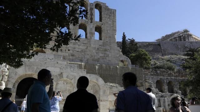 Atina’da Akropolis’teki kayalıklardan düşen kadın öldü