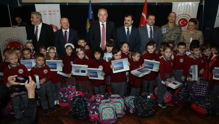 Prizren’de Türkçe eğitime kaydını yaptıran öğrencilere tablet ve kırtasiye malzemeleri hediye edildi￼