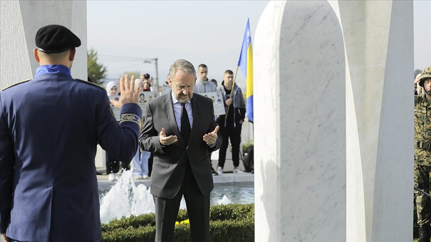 Bosna Hersek’in ilk Cumhurbaşkanı İzetbegoviç vefatının 19. yılında kabri başında anıldı