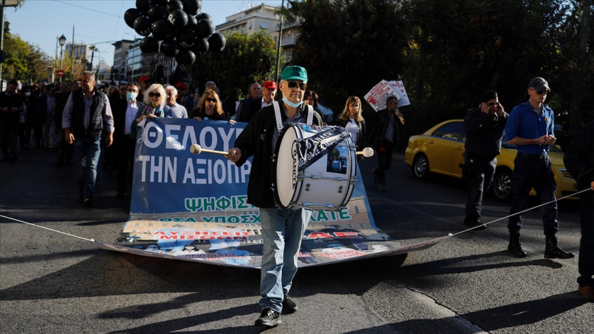Atina’da sağlık çalışanları şartlarının iyileştirilmesi talebiyle gösteri düzenledi