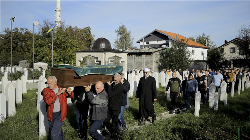 Bosna Hersek’te 22 kurbana ait kemik kalıntıları tek tabutta defnedildi