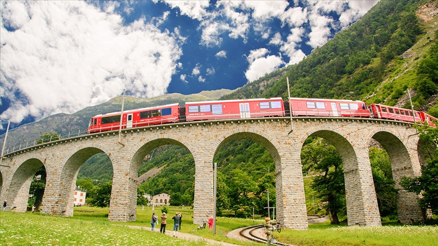 İsviçre’de dünyanın en uzun yolcu treni sefer yaptı