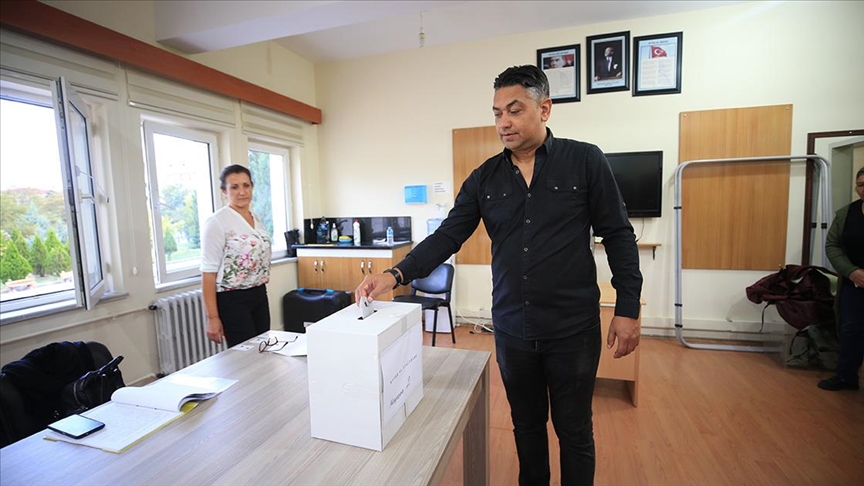 Bulgaristan’daki erken seçim kapsamında Türkiye’de bazı illerde oy kullanılıyor