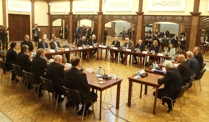 Başbakan Kovaçevski, siyasi parti başkanlarıyla görüşüyor