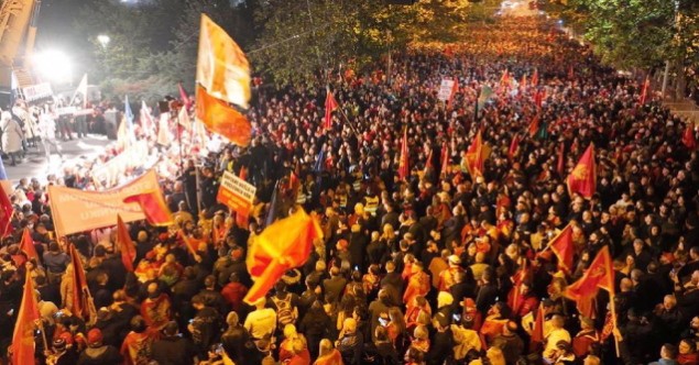 Karadağ’da binlerce gösterici erken seçim istedi