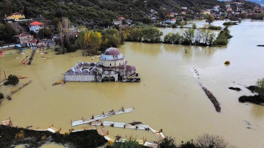 Arnavutluk’taki sel felaketinde, restorasyondaki Kurşunlu Camisi de sular altında kaldı