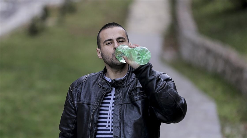 Bosnalı genç, yalancı diyabet nedeniyle günde 27 litreye kadar su içiyor