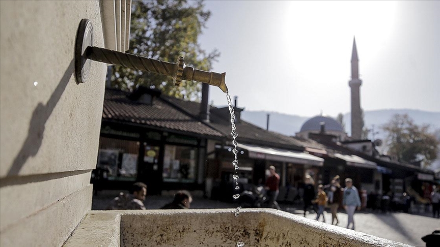 Saraybosna’daki tarihi çeşmelerden akan su, şehre “hayat vermeye” devam ediyor