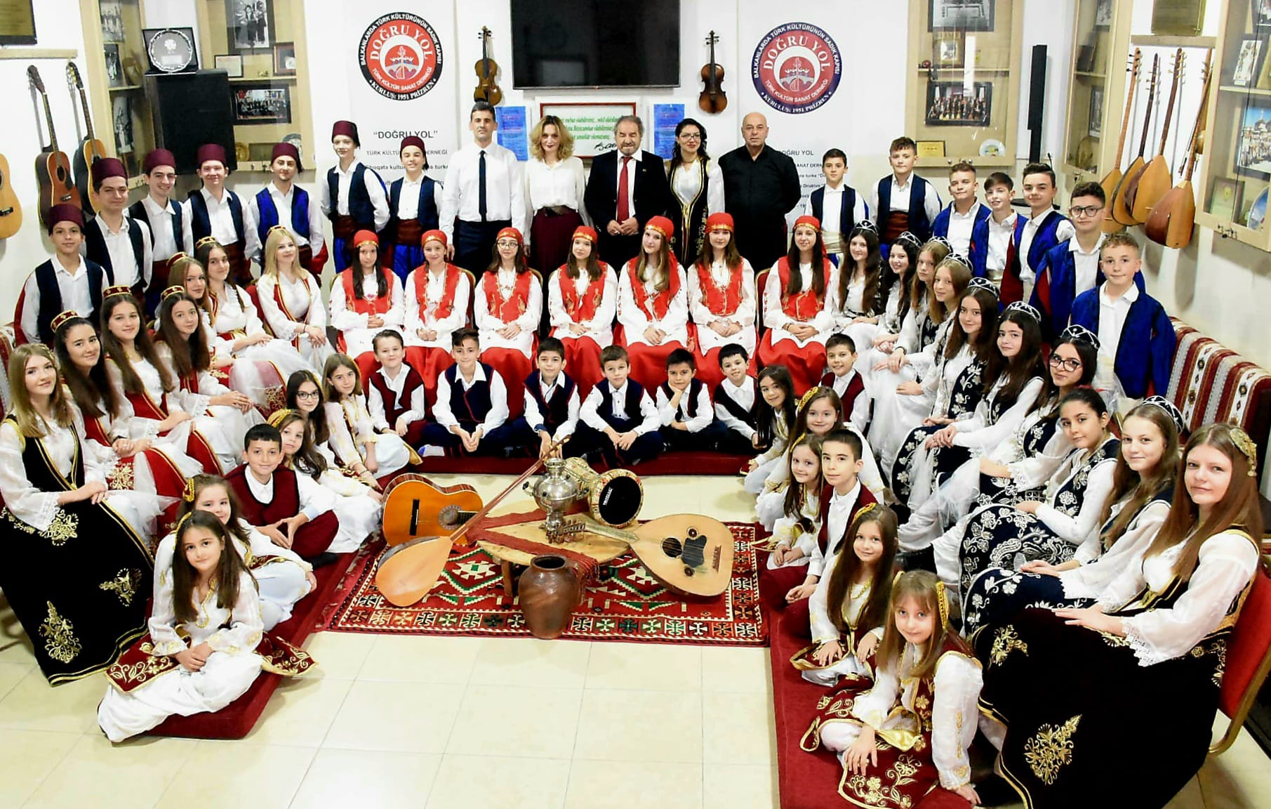 Kosova’daki Doğru Yol Derneği Halk Dansları Kolları yeni kostümleriyle kayıt yaptı