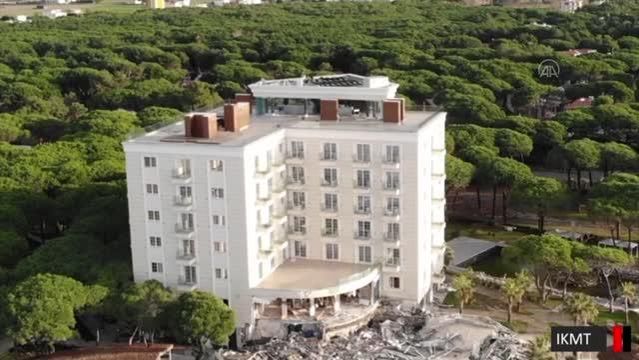Arnavutluk’ta izinsiz 7 katlı bir bina kontrollü yıkıldı