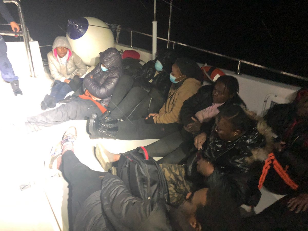 Yunanistan’ın ittiği 16 düzensiz göçmen kurtarıldı