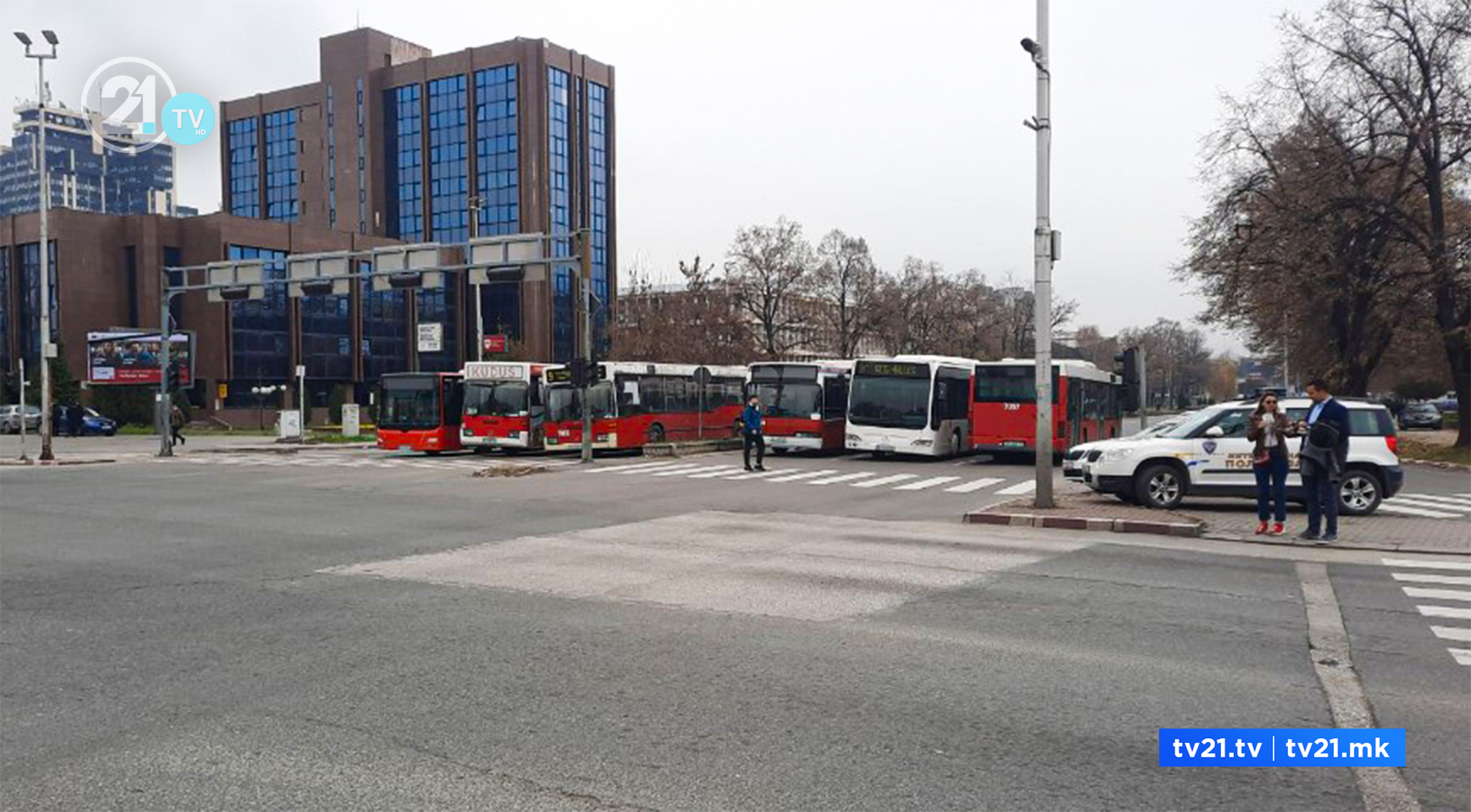 Özel otobüs sahipleri Üsküp trafiğini bloke etti