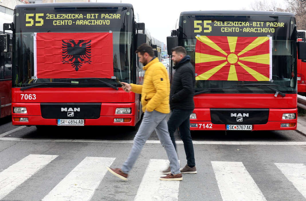 Yolları kapatmaya devam eden özel otobüs sahipleri Üsküp Belediye başkanı Arsovska ile görüşme talep ediyor