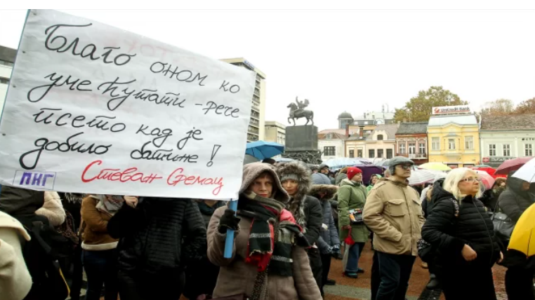 Sırbistan’da eğitimciler, okullarda şiddete son verilmesi için gösteri düzenledi