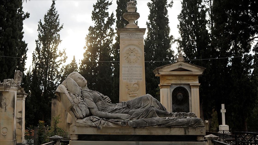 Atina Birinci Mezarlığı ünlü heykeltıraşların eserlerine ev sahipliği yapıyor