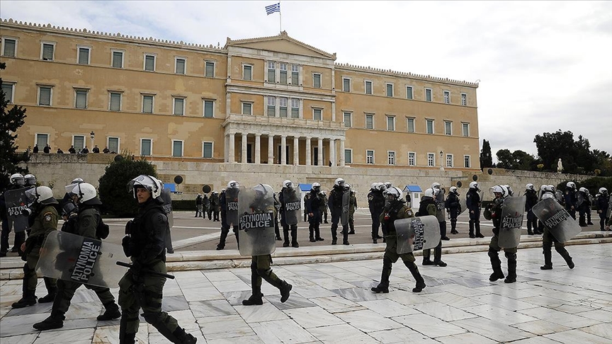 Yunanistan’da bir gencin polis kurşunuyla ağır yaralanmasına ilişkin protestolar sürüyor