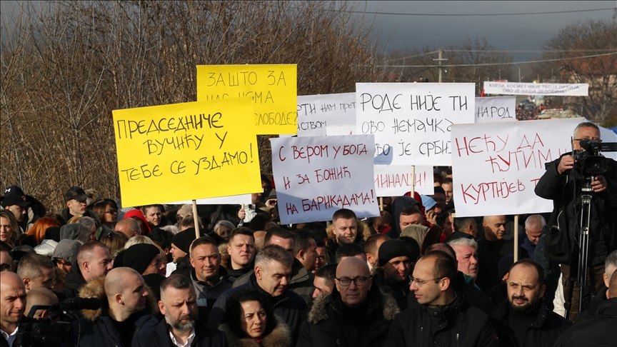 Sırplar Kosova’nın kuzeyinde protesto gösterisi düzenledi