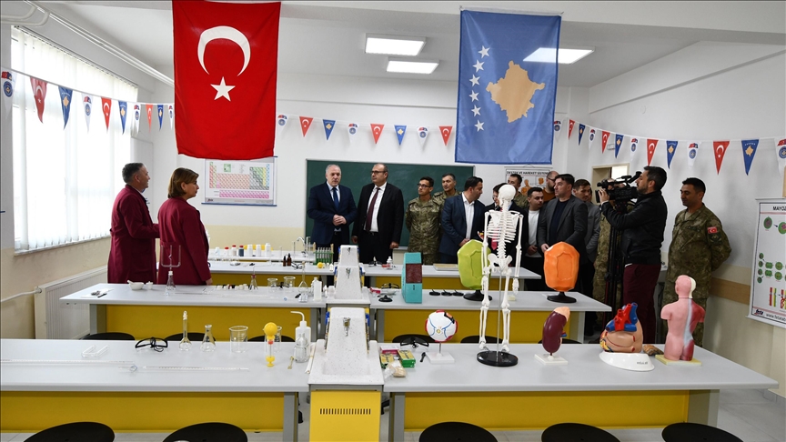 <br>Türk askerinden Kosova’ya eğitim alanında destek