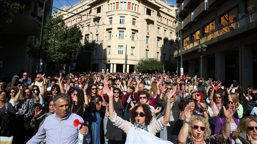 Atina’da öğretmenler maaşlarında artış talebiyle eylem yaptı