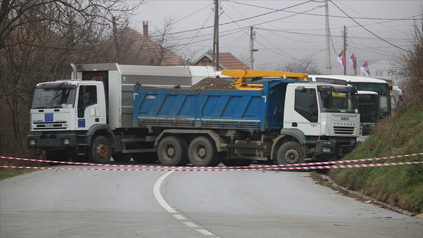 Kosova’nın kuzeyinde kurulan yeni barikatların çevresinde durum sakin