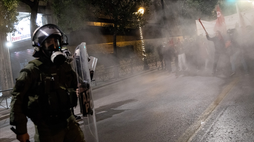 Yunanistan’da polisin ateşiyle ölen çocuk için düzenlenen eylemde olay çıktı