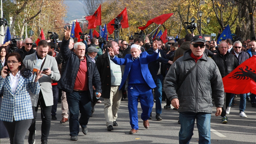 Arnavutluk’ta muhalefet partileri ve destekçileri protesto düzenledi