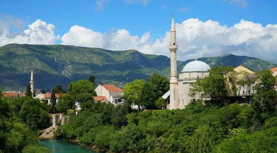 Bosna Hersek’teki camiye yapılan çirkin saldırı tepkiyle karşılandı