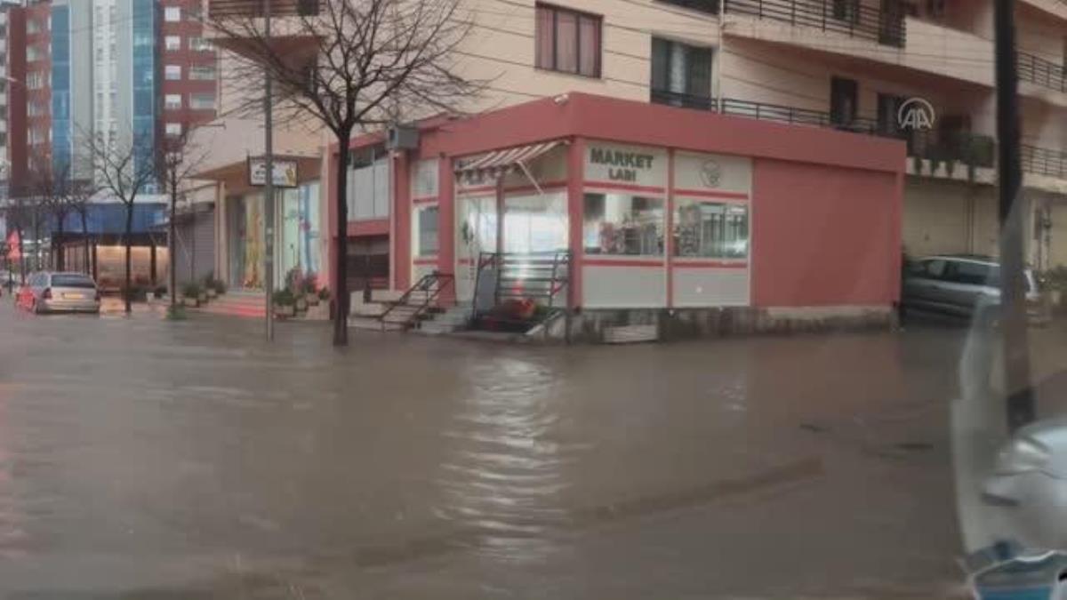 Arnavutluk’ta etkili olan sağanak yağış sele neden oldu