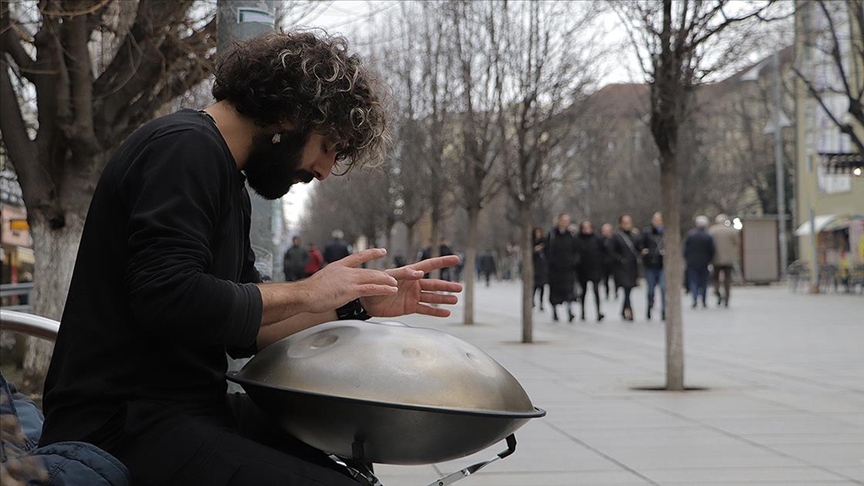 Türk genci, az bilinen enstrümanı handpan ile Kosova’da ilgi görüyor