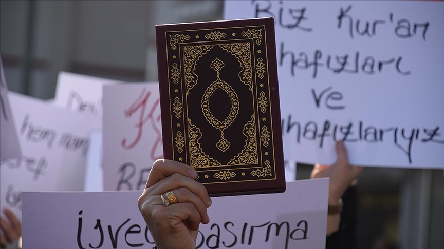 İsveç’teki Türk Büyükelçiliği önünde Kur’an-ı Kerim’e saygı programı düzenlenecek