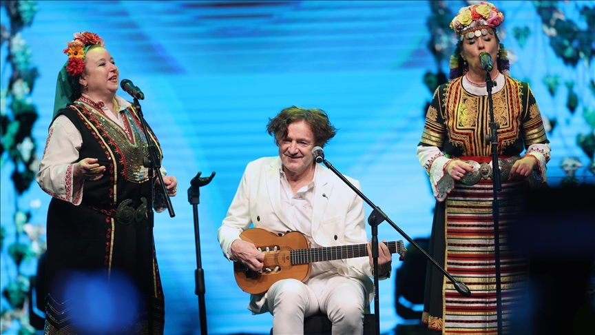 Bosnalı ünlü sanatçı Goran Bregovic, “Türkiye Yüzyılı” şarkısına eşlik etti￼￼￼￼￼￼￼￼￼￼