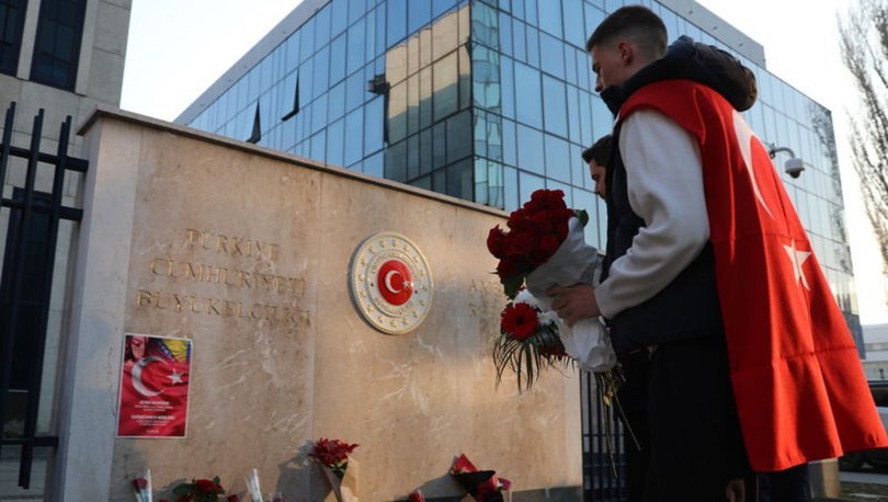 Türkiye’nin Saraybosna Büyükelçiliği’ne depremde hayatını kaybedenler için çiçek bırakıldı