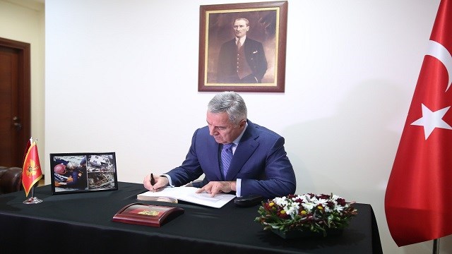 Karadağ Cumhurbaşkanı Djukanovic, Türkiye’nin Podgorica Büyükelçiliğinde taziye defterini imzaladı