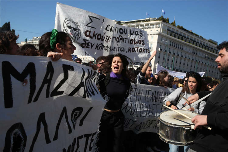 Yunanistan’da sanatçılar, Güzel Sanatlar diplomalarının lise dengi kabul edilmesini protesto etti