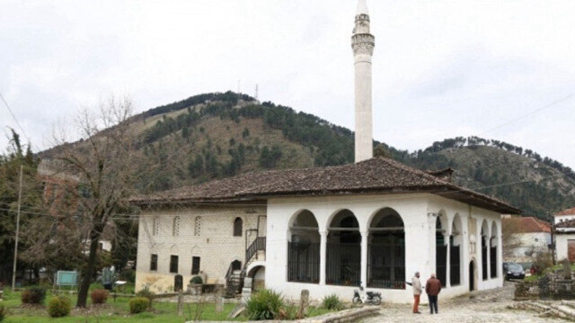 Arnavutluk’ta FETÖ üyesi imama protesto: Cemaat camiyi terk etti