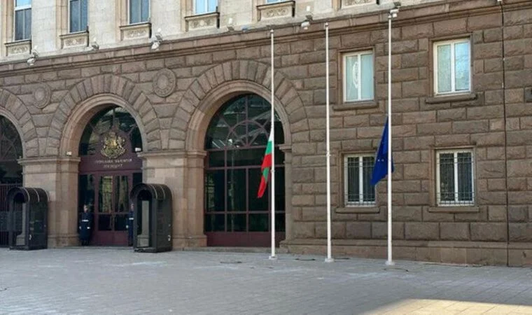 Bulgaristan’daki kamu kurum ve kuruluşlarında bayraklar yarıya indirildi