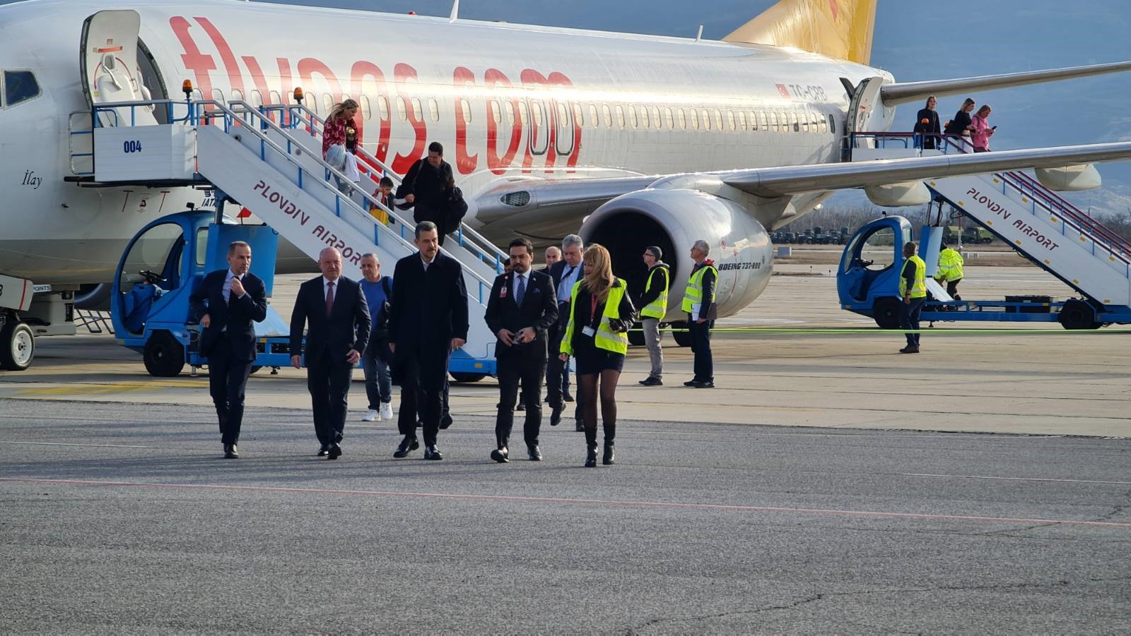 İstanbul’dan gelen ilk yolcu uçağı, Filibe’de törenle karşılandı