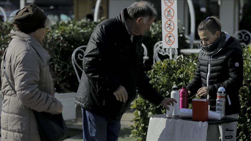 Saraybosnalı 12 yaşındaki Mehanovic, çay satarak depremzedelere yardım topluyor