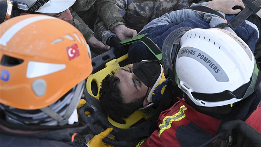 Kahramanmaraş’ta ekipler 5 metre tünel açtıkları binanın enkazından 2 kardeşi 198 saat sonra kurtardı