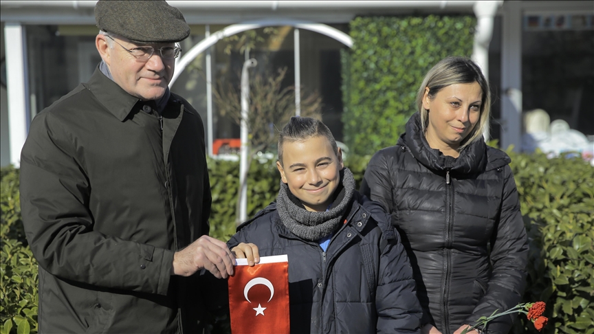 Saraybosna Büyükelçisi Girgin, çay satarak depremzedelere yardım toplayan 12 yaşındaki çocuğu ziyaret etti