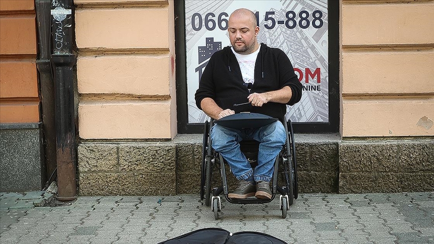 Bosna Hersekli müzisyen “tongue drum”ı Türkiye’deki depremzedeler için çalıyor