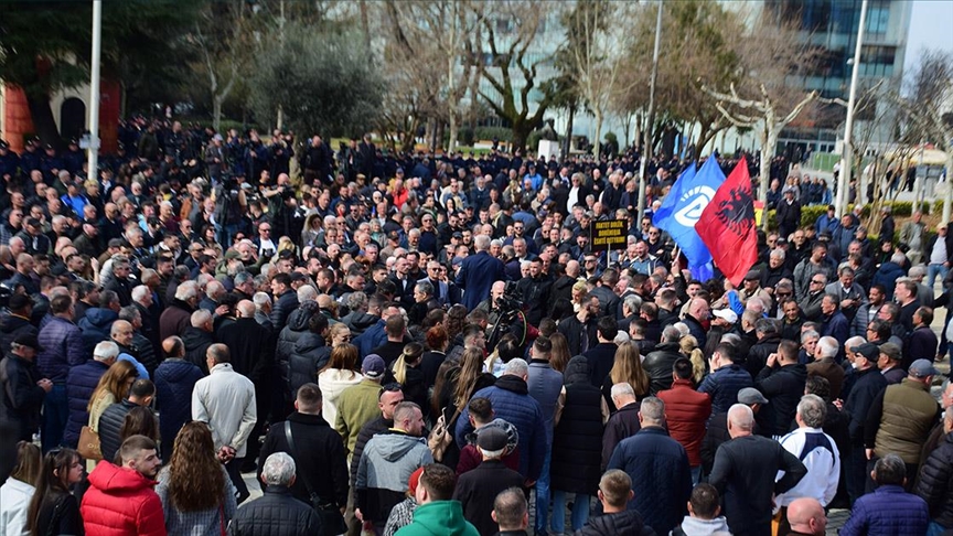 Arnavutluk’ta hükümet karşıtı protesto düzenlendi